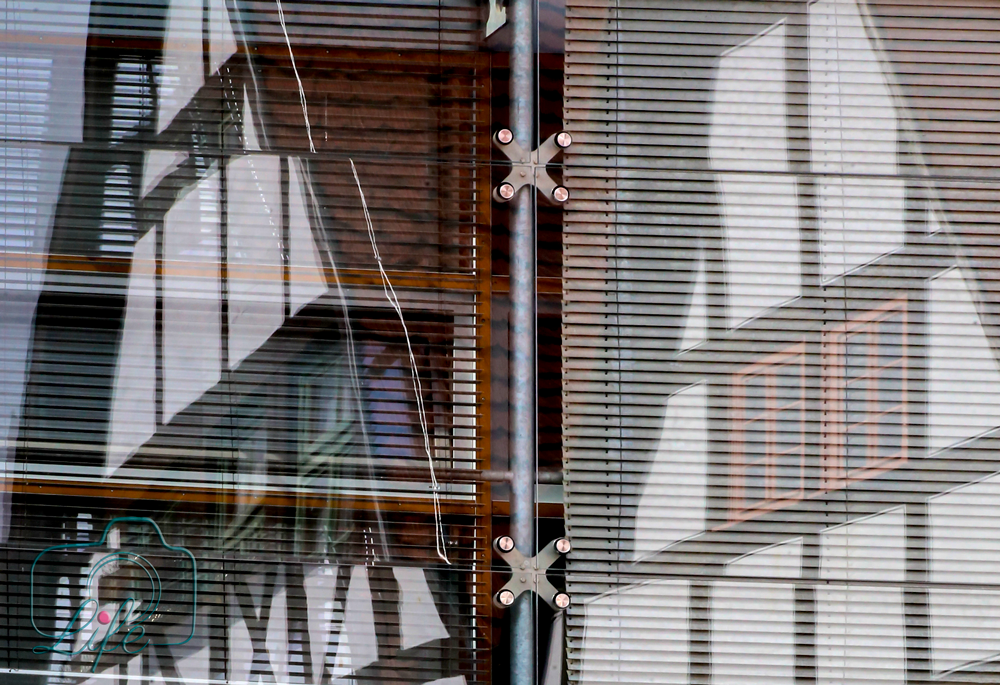 Architektur und Landschaftsfoto: Fachwerkhaus gespiegelt in moderner Glasfassade