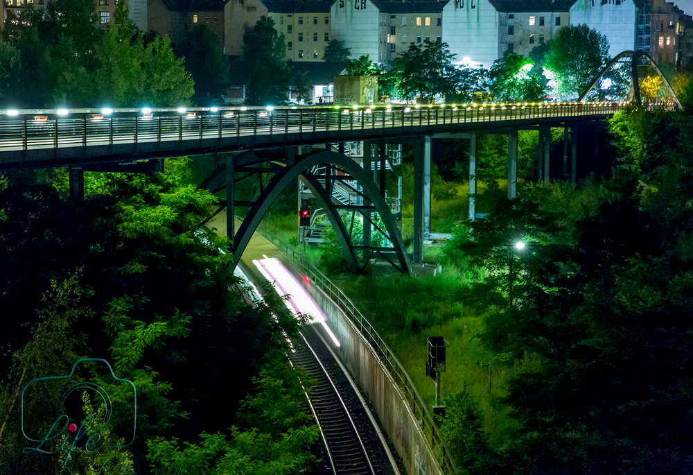 Architektur und Landschaftsfoto: Brücke über Bahnstrecke in Berlin