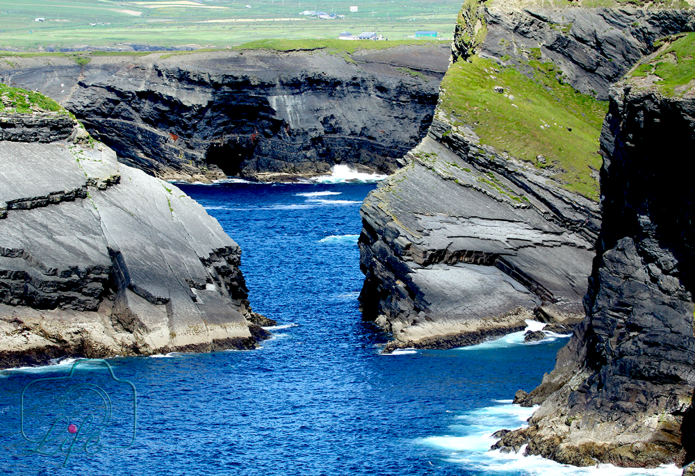 Architektur und Landschaftsfoto: Cliff und Meer in Irland