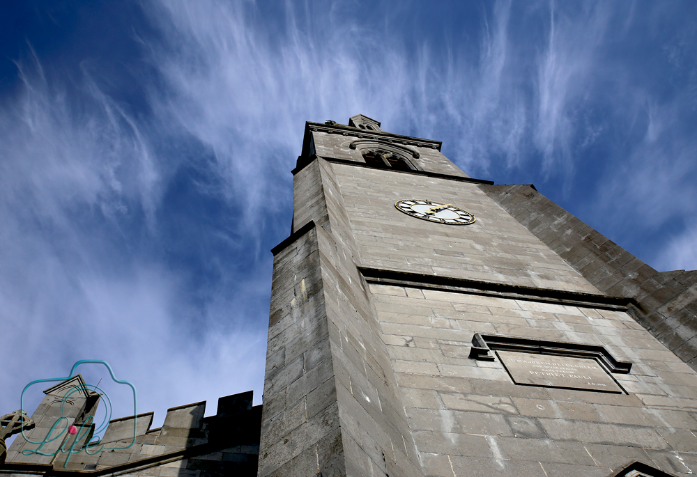 Architektur und Landschaftsfoto: Kirchtum in Irland gen blauem Himmel gereckt