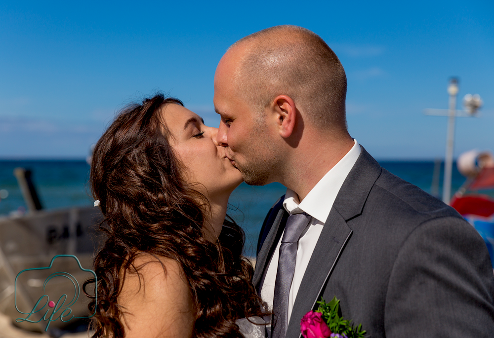 Foto eines Hochzeitspaares: Brautpaar, Kuss am Strand