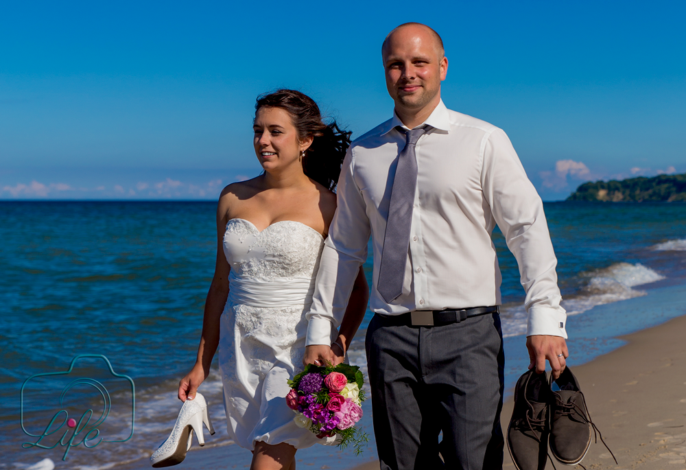 Foto eines Hochzeitspaares: Brautpaar am Strand
