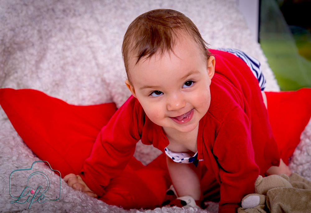 Portrait-Foto: Kleinkind mit rotem Umhang
