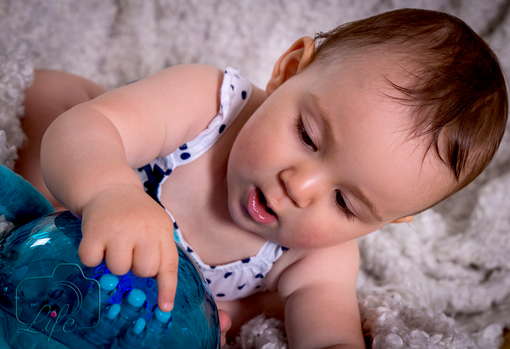 Portrait-Foto: Kleinkind mit Spielzeug