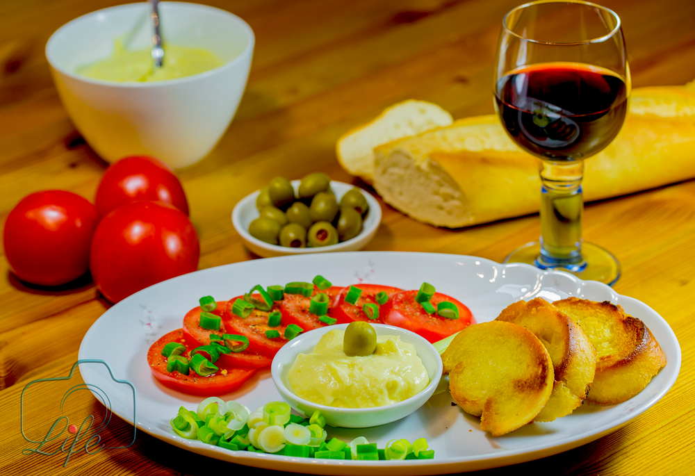 Werbe-Foto: angerichteter Teller, Tomaten, Wein