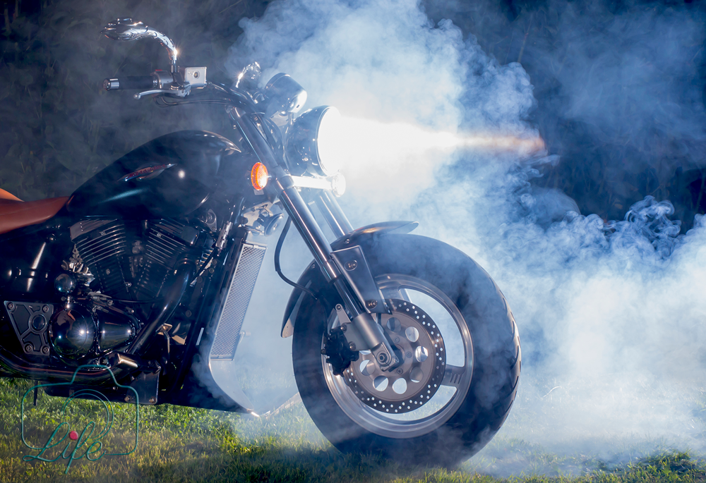 Werbe-Foto: Motorrad in beleuchtetem Nebel, Effektauffaunahme